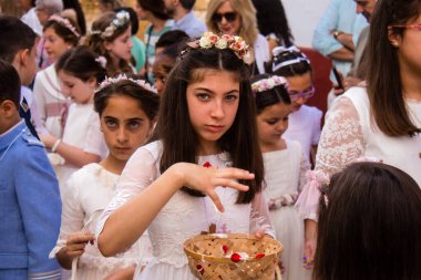 Carmona, İspanya - 11 Haziran 2023 Corpus Christi şölenine katılan genç çocuklar. Tören, İspanya 'nın en dindar kasabalarından biri olarak bilinen eski Carmona kasabasında düzenleniyor.