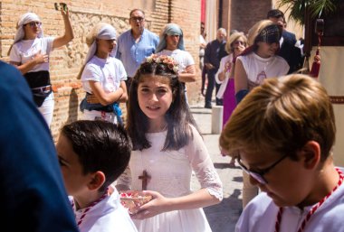 Carmona, İspanya - 11 Haziran 2023 Corpus Christi şölenine katılan genç çocuklar. Tören, İspanya 'nın en dindar kasabalarından biri olarak bilinen eski Carmona kasabasında düzenleniyor.
