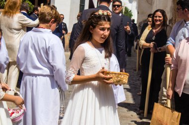 Carmona, İspanya - 11 Haziran 2023 Corpus Christi şölenine katılan genç çocuklar. Tören, İspanya 'nın en dindar kasabalarından biri olarak bilinen eski Carmona kasabasında düzenleniyor.