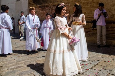 Carmona, İspanya - 11 Haziran 2023 Corpus Christi şölenine katılan genç çocuklar. Tören, İspanya 'nın en dindar kasabalarından biri olarak bilinen eski Carmona kasabasında düzenleniyor.