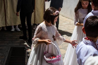 Carmona, İspanya - 11 Haziran 2023 Corpus Christi şölenine katılan genç çocuklar. Tören, İspanya 'nın en dindar kasabalarından biri olarak bilinen eski Carmona kasabasında düzenleniyor.