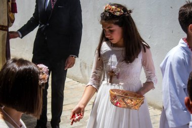 Carmona, İspanya - 11 Haziran 2023 Corpus Christi şölenine katılan genç çocuklar. Tören, İspanya 'nın en dindar kasabalarından biri olarak bilinen eski Carmona kasabasında düzenleniyor.