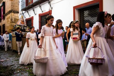 Carmona, İspanya - 11 Haziran 2023 Corpus Christi şölenine katılan genç çocuklar. Tören, İspanya 'nın en dindar kasabalarından biri olarak bilinen eski Carmona kasabasında düzenleniyor.
