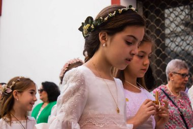 Carmona, İspanya - 11 Haziran 2023 Corpus Christi şölenine katılan genç çocuklar. Tören, İspanya 'nın en dindar kasabalarından biri olarak bilinen eski Carmona kasabasında düzenleniyor.