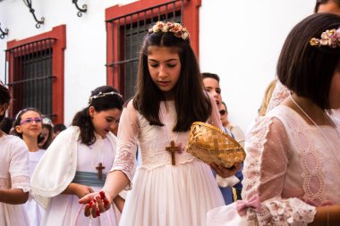 Carmona, İspanya - 11 Haziran 2023 Corpus Christi şölenine katılan genç çocuklar. Tören, İspanya 'nın en dindar kasabalarından biri olarak bilinen eski Carmona kasabasında düzenleniyor.