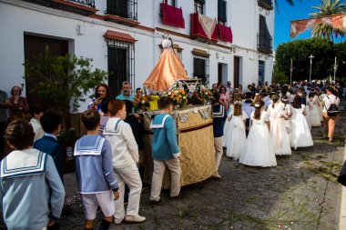 Carmona, İspanya - 11 Haziran 2023 Corpus Christi şölenine katılan genç çocuklar. Tören, İspanya 'nın en dindar kasabalarından biri olarak bilinen eski Carmona kasabasında düzenleniyor.