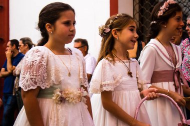Carmona, İspanya - 11 Haziran 2023 Corpus Christi şölenine katılan genç çocuklar. Tören, İspanya 'nın en dindar kasabalarından biri olarak bilinen eski Carmona kasabasında düzenleniyor.