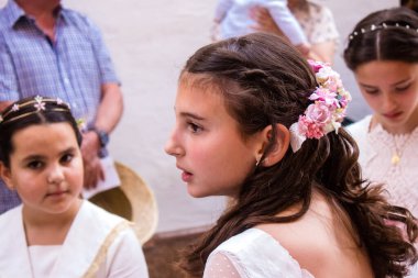 Carmona, İspanya - 11 Haziran 2023 Corpus Christi şölenine katılan genç çocuklar. Tören, İspanya 'nın en dindar kasabalarından biri olarak bilinen eski Carmona kasabasında düzenleniyor.