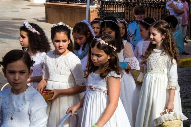 Carmona, İspanya - 11 Haziran 2023 Corpus Christi şölenine katılan genç çocuklar. Tören, İspanya 'nın en dindar kasabalarından biri olarak bilinen eski Carmona kasabasında düzenleniyor.