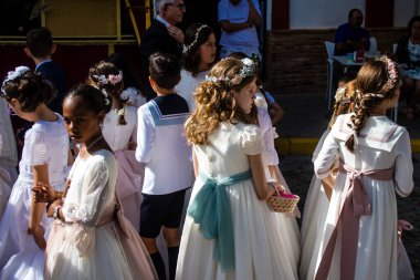 Carmona, İspanya - 11 Haziran 2023 Corpus Christi şölenine katılan genç çocuklar. Tören, İspanya 'nın en dindar kasabalarından biri olarak bilinen eski Carmona kasabasında düzenleniyor.