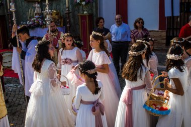 Carmona, İspanya - 11 Haziran 2023 Corpus Christi şölenine katılan genç çocuklar. Tören, İspanya 'nın en dindar kasabalarından biri olarak bilinen eski Carmona kasabasında düzenleniyor.