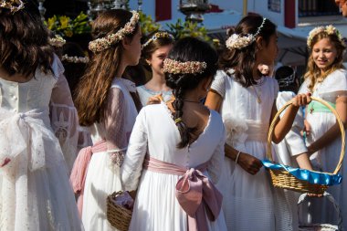 Carmona, İspanya - 11 Haziran 2023 Corpus Christi şölenine katılan genç çocuklar. Tören, İspanya 'nın en dindar kasabalarından biri olarak bilinen eski Carmona kasabasında düzenleniyor.