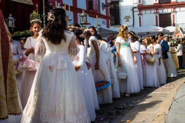 Carmona, İspanya - 11 Haziran 2023 Corpus Christi şölenine katılan genç çocuklar. Tören, İspanya 'nın en dindar kasabalarından biri olarak bilinen eski Carmona kasabasında düzenleniyor.
