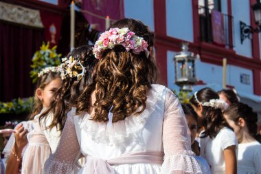 Carmona, İspanya - 11 Haziran 2023 Corpus Christi şölenine katılan genç çocuklar. Tören, İspanya 'nın en dindar kasabalarından biri olarak bilinen eski Carmona kasabasında düzenleniyor.