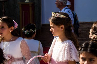 Carmona, İspanya - 11 Haziran 2023 Corpus Christi şölenine katılan genç çocuklar. Tören, İspanya 'nın en dindar kasabalarından biri olarak bilinen eski Carmona kasabasında düzenleniyor.