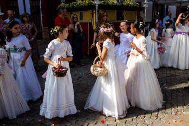 Carmona, İspanya - 11 Haziran 2023 Corpus Christi şölenine katılan genç çocuklar. Tören, İspanya 'nın en dindar kasabalarından biri olarak bilinen eski Carmona kasabasında düzenleniyor.