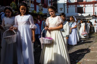 Carmona, İspanya - 11 Haziran 2023 Corpus Christi şölenine katılan genç çocuklar. Tören, İspanya 'nın en dindar kasabalarından biri olarak bilinen eski Carmona kasabasında düzenleniyor.