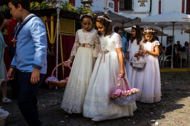 Carmona, İspanya - 11 Haziran 2023 Corpus Christi şölenine katılan genç çocuklar. Tören, İspanya 'nın en dindar kasabalarından biri olarak bilinen eski Carmona kasabasında düzenleniyor.