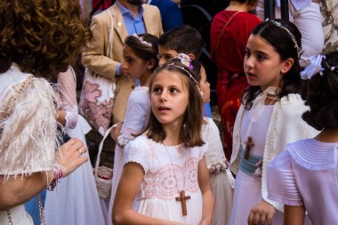 Carmona, İspanya - 11 Haziran 2023 Corpus Christi şölenine katılan genç çocuklar. Tören, İspanya 'nın en dindar kasabalarından biri olarak bilinen eski Carmona kasabasında düzenleniyor.