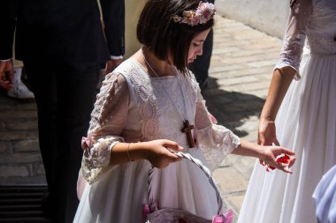 Carmona, İspanya - 11 Haziran 2023 Corpus Christi şölenine katılan genç çocuklar. Tören, İspanya 'nın en dindar kasabalarından biri olarak bilinen eski Carmona kasabasında düzenleniyor.