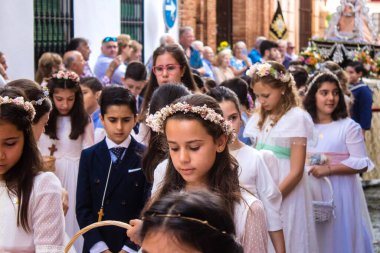 Carmona, İspanya - 11 Haziran 2023 Corpus Christi şölenine katılan genç çocuklar. Tören, İspanya 'nın en dindar kasabalarından biri olarak bilinen eski Carmona kasabasında düzenleniyor.