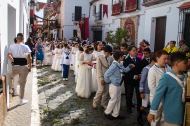 Carmona, İspanya - 11 Haziran 2023 Corpus Christi şölenine katılan genç çocuklar. Tören, İspanya 'nın en dindar kasabalarından biri olarak bilinen eski Carmona kasabasında düzenleniyor.
