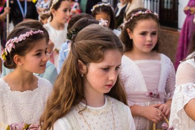 Carmona, İspanya - 11 Haziran 2023 Corpus Christi şölenine katılan genç çocuklar. Tören, İspanya 'nın en dindar kasabalarından biri olarak bilinen eski Carmona kasabasında düzenleniyor.