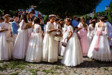 Carmona, İspanya - 11 Haziran 2023 Corpus Christi şölenine katılan genç çocuklar. Tören, İspanya 'nın en dindar kasabalarından biri olarak bilinen eski Carmona kasabasında düzenleniyor.