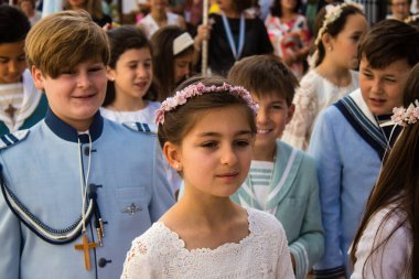 Carmona, İspanya - 11 Haziran 2023 Corpus Christi şölenine katılan genç çocuklar. Tören, İspanya 'nın en dindar kasabalarından biri olarak bilinen eski Carmona kasabasında düzenleniyor.