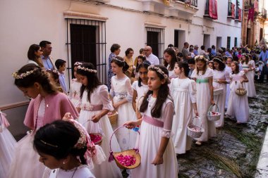Carmona, İspanya - 11 Haziran 2023 Corpus Christi şölenine katılan genç çocuklar. Tören, İspanya 'nın en dindar kasabalarından biri olarak bilinen eski Carmona kasabasında düzenleniyor.