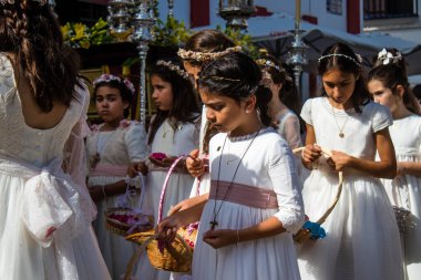 Carmona, İspanya - 11 Haziran 2023 Corpus Christi şölenine katılan genç çocuklar. Tören, İspanya 'nın en dindar kasabalarından biri olarak bilinen eski Carmona kasabasında düzenleniyor.