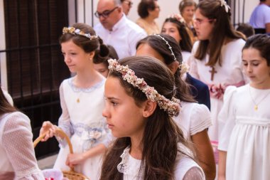 Carmona, İspanya - 11 Haziran 2023 Corpus Christi şölenine katılan genç çocuklar. Tören, İspanya 'nın en dindar kasabalarından biri olarak bilinen eski Carmona kasabasında düzenleniyor.