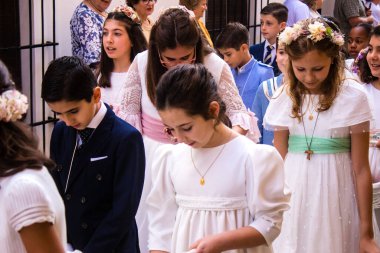 Carmona, İspanya - 11 Haziran 2023 Corpus Christi şölenine katılan genç çocuklar. Tören, İspanya 'nın en dindar kasabalarından biri olarak bilinen eski Carmona kasabasında düzenleniyor.