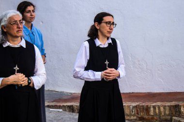 Corpus Christi geçit törenine katılan rahibeler, İsa 'nın gerçek varlığını işlemek için asırlık bir Katolik inancı geleneği. Eski Carmona kasabasının dar sokaklarında dini törenler düzenlenir.