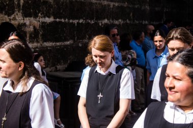 Corpus Christi geçit törenine katılan rahibeler, İsa 'nın gerçek varlığını işlemek için asırlık bir Katolik inancı geleneği. Eski Carmona kasabasının dar sokaklarında dini törenler düzenlenir.