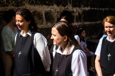 Corpus Christi geçit törenine katılan rahibeler, İsa 'nın gerçek varlığını işlemek için asırlık bir Katolik inancı geleneği. Eski Carmona kasabasının dar sokaklarında dini törenler düzenlenir.