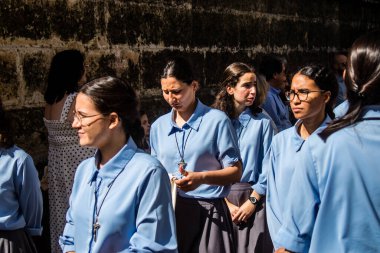 Corpus Christi geçit törenine katılan rahibeler, İsa 'nın gerçek varlığını işlemek için asırlık bir Katolik inancı geleneği. Eski Carmona kasabasının dar sokaklarında dini törenler düzenlenir.
