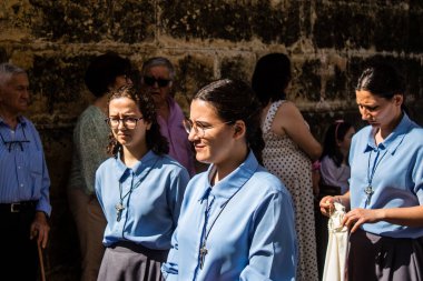 Corpus Christi geçit törenine katılan rahibeler, İsa 'nın gerçek varlığını işlemek için asırlık bir Katolik inancı geleneği. Eski Carmona kasabasının dar sokaklarında dini törenler düzenlenir.