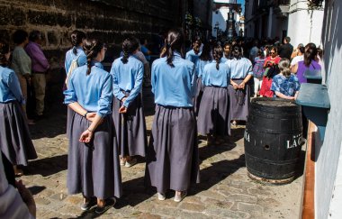 Corpus Christi geçit törenine katılan rahibeler, İsa 'nın gerçek varlığını işlemek için asırlık bir Katolik inancı geleneği. Eski Carmona kasabasının dar sokaklarında dini törenler düzenlenir.