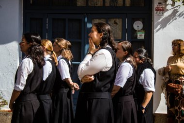 Corpus Christi geçit törenine katılan rahibeler, İsa 'nın gerçek varlığını işlemek için asırlık bir Katolik inancı geleneği. Eski Carmona kasabasının dar sokaklarında dini törenler düzenlenir.