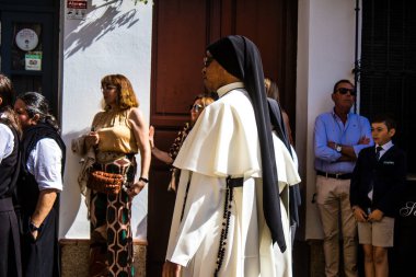 Corpus Christi geçit törenine katılan rahibeler, İsa 'nın gerçek varlığını işlemek için asırlık bir Katolik inancı geleneği. Eski Carmona kasabasının dar sokaklarında dini törenler düzenlenir.