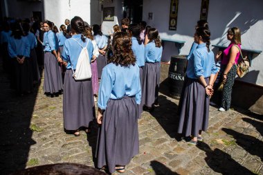 Corpus Christi geçit törenine katılan rahibeler, İsa 'nın gerçek varlığını işlemek için asırlık bir Katolik inancı geleneği. Eski Carmona kasabasının dar sokaklarında dini törenler düzenlenir.
