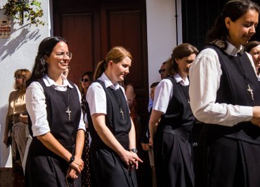 Corpus Christi geçit törenine katılan rahibeler, İsa 'nın gerçek varlığını işlemek için asırlık bir Katolik inancı geleneği. Eski Carmona kasabasının dar sokaklarında dini törenler düzenlenir.