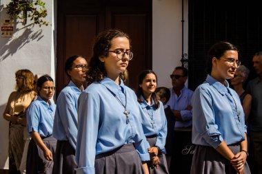 Corpus Christi geçit törenine katılan rahibeler, İsa 'nın gerçek varlığını işlemek için asırlık bir Katolik inancı geleneği. Eski Carmona kasabasının dar sokaklarında dini törenler düzenlenir.