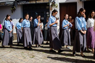 Corpus Christi geçit törenine katılan rahibeler, İsa 'nın gerçek varlığını işlemek için asırlık bir Katolik inancı geleneği. Eski Carmona kasabasının dar sokaklarında dini törenler düzenlenir.