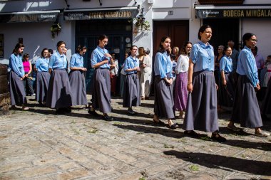 Corpus Christi geçit törenine katılan rahibeler, İsa 'nın gerçek varlığını işlemek için asırlık bir Katolik inancı geleneği. Eski Carmona kasabasının dar sokaklarında dini törenler düzenlenir.