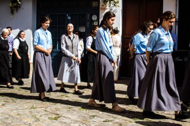 Corpus Christi geçit törenine katılan rahibeler, İsa 'nın gerçek varlığını işlemek için asırlık bir Katolik inancı geleneği. Eski Carmona kasabasının dar sokaklarında dini törenler düzenlenir.