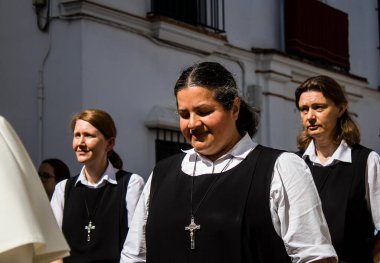 Corpus Christi geçit törenine katılan rahibeler, İsa 'nın gerçek varlığını işlemek için asırlık bir Katolik inancı geleneği. Eski Carmona kasabasının dar sokaklarında dini törenler düzenlenir.
