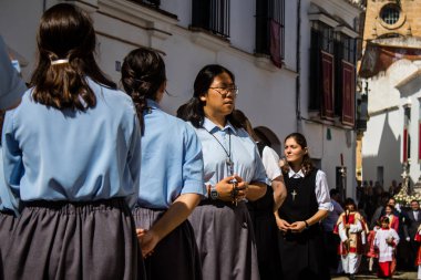 Corpus Christi geçit törenine katılan rahibeler, İsa 'nın gerçek varlığını işlemek için asırlık bir Katolik inancı geleneği. Eski Carmona kasabasının dar sokaklarında dini törenler düzenlenir.
