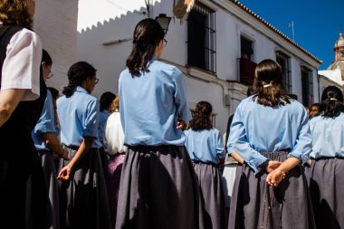Corpus Christi geçit törenine katılan rahibeler, İsa 'nın gerçek varlığını işlemek için asırlık bir Katolik inancı geleneği. Eski Carmona kasabasının dar sokaklarında dini törenler düzenlenir.